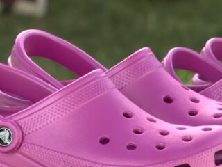 Crocs. Фото: скриншот Youtube
