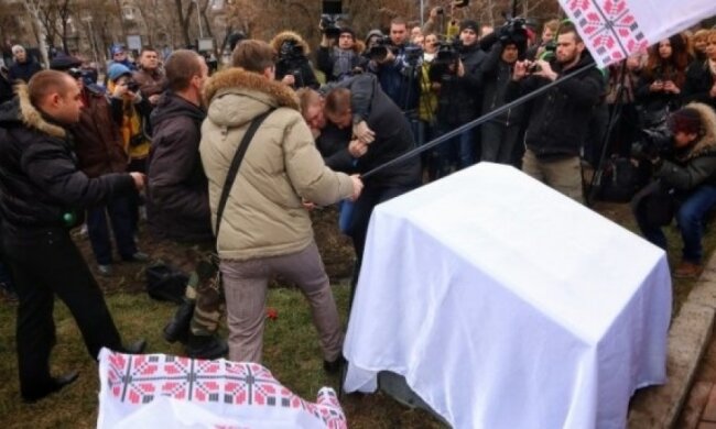 Активисты побились из-за выступающего, который не знал украинского (видео)