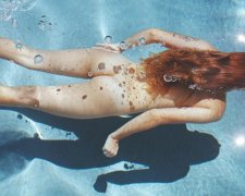 Американка фотографує голих родичів у басейні
