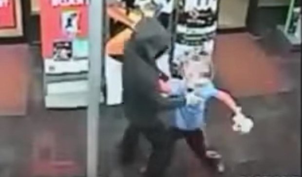 Семилетний мальчик спас магазин от вооруженного ограбления 