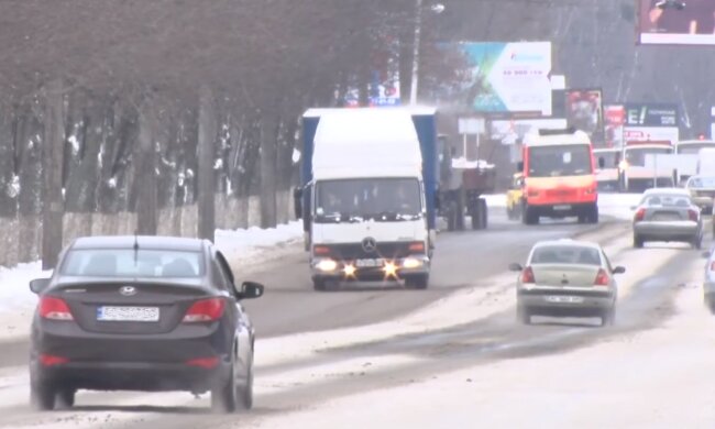 Автомобільна дорога взимку, кадр з відео