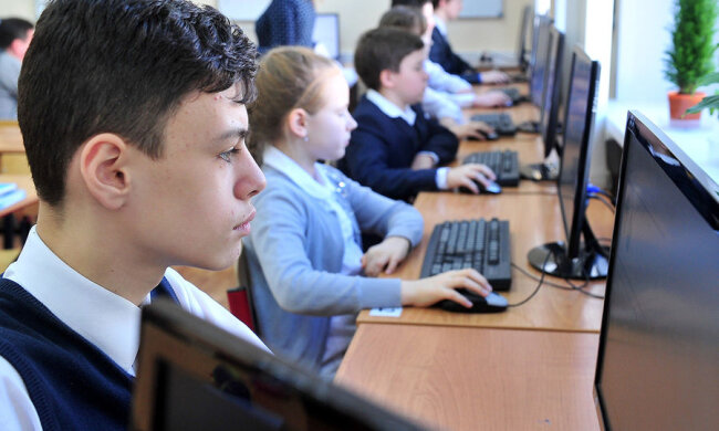 Украинских родителей за границей ждут неприятности из-за школы: что заставят объяснять