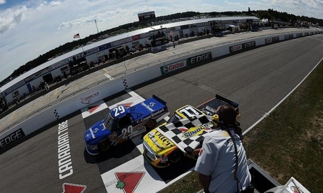 Пілоти NASCAR прикрасили гонку ефектною бійкою (відео)
