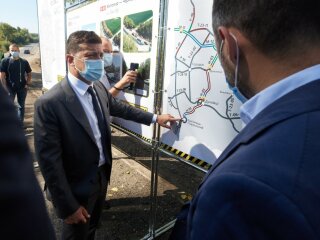 На Хмельниччині Президент ознайомився з перебігом реконструкції дороги, фото president.gov.ua