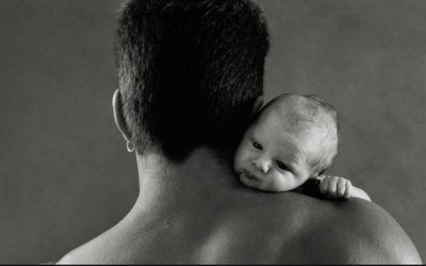 Папа покормил новорожденного грудью раньше мамы: фото