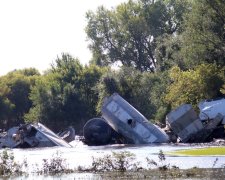 У США обвалився міст разом з потягом: в мережі з'явилося відео катастрофи