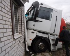 Вантажівка у Кременчуці в’їхала в два будинки через велосипедиста