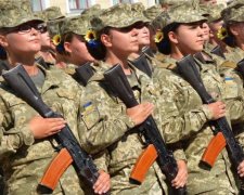 Не самим же воювати! Депутати перейнялися українками в армії