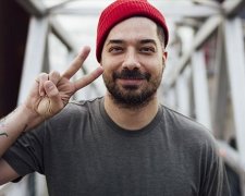 Брутальний репер грається з кошеням у кліпі