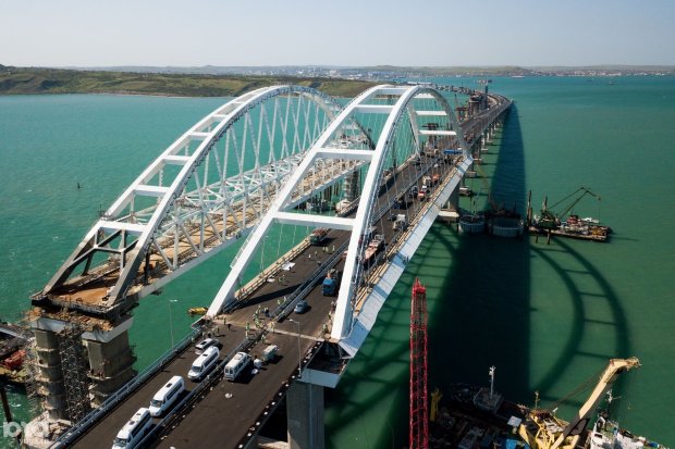 Чергова халепа спіткала Кримський міст: мережа регоче з нового "заліза"