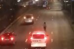 Жінка на дорозі, фото: кадр з відео