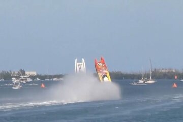 На огромной скорости лодки столкнулись и взлетели в воздух, кадр из видео