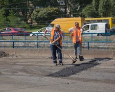 Одеські комунальники розставили пастки по всій дорозі: автівки "спотикаються", бережіть колеса