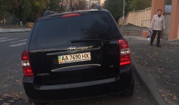 Киевский "герой парковки" оккупировал тротуар