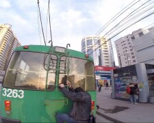 У Києві "зачепер" катався верхи на тролейбусі в грозу: ризикові кадри обурили мережу