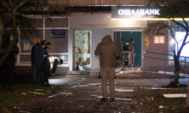 "Ощадбанк" взлетел на воздух, стекло деньги и бетон разлетелись на десятки метров: первые кадры и подробности