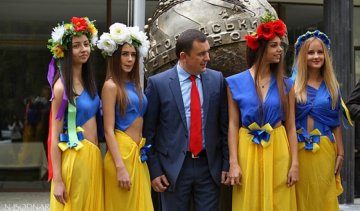 На річницю Ужгородського університету запросили напівоголених дівчат (фото)