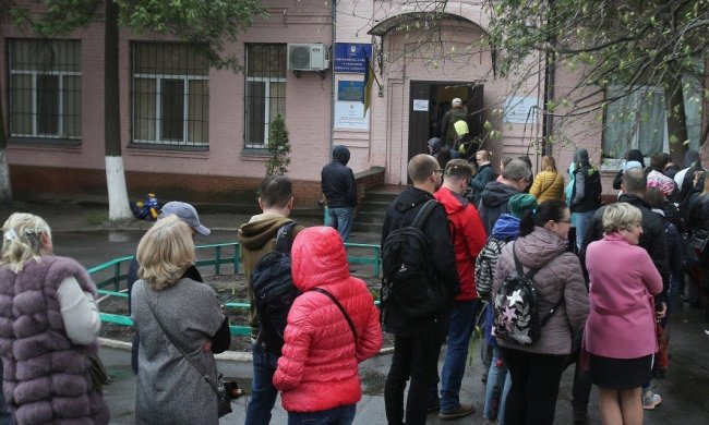 Змушують стояти в черзі не просто так: нова схема фальсифікації на виборах, про це повинен знати кожен