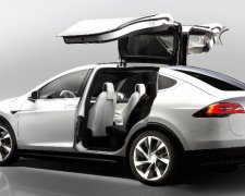 Кросовер і седан Tesla порівняли в гонці
