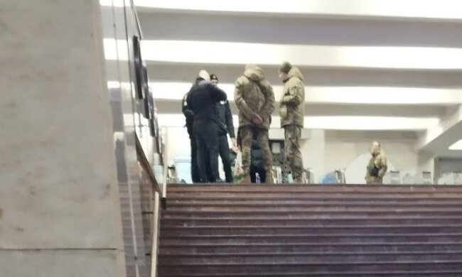 Раздача повесток, фото: Telegram