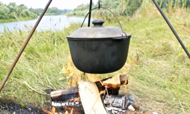 Уха на костре, скриншот: YouTube