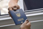 Отец с ребенком на границе