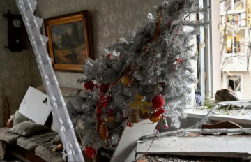 Елка в разрушенной россиянами квартире, фото: SERGEY BOBOK