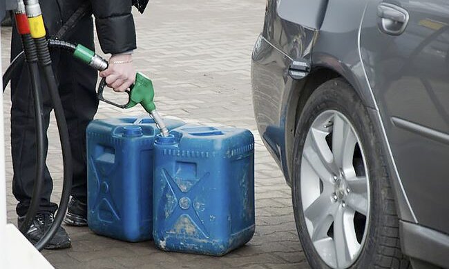 Бензин в Украине подешевеет, фото: УНИАН