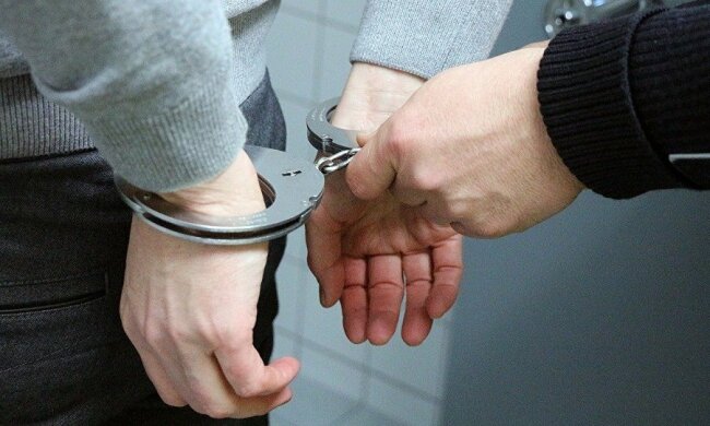 "Дивлюся і кайфую": у Запоріжжі збоченець знімав 3-річну хрещеницю у фільмах для дорослих