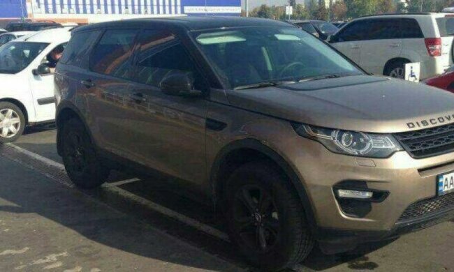 Столичний "герой парковки" зайняв місця для людей з інвалідністю