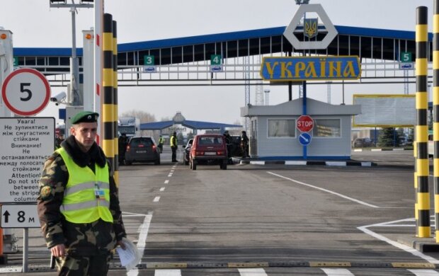 Увірвалися в Україну "на пташиних правах": з Прикарпаття депортували двох іноземців