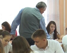 Робота шкіл, кадр з відео