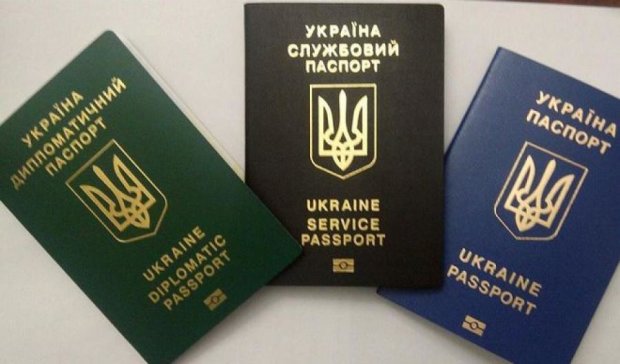 Україна анулювала диппаспорти Азарова та 88 екс-високопосадовців