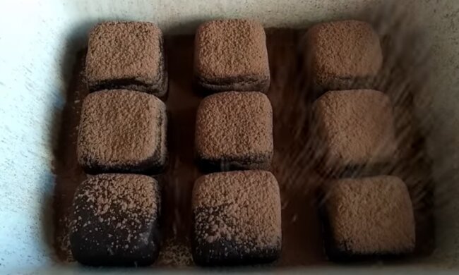 Конфеты из сгущенки и какао, скриншот: YouTube