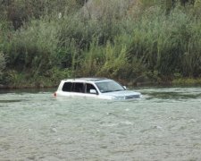 "Гений мойки" угробил Mercedes и едва не утопил сына