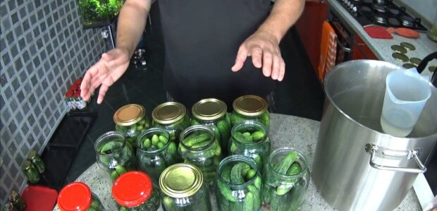 Квасимо огірки на зиму за 5 хвилин - ідеальний рецепт хрустких корнішонів