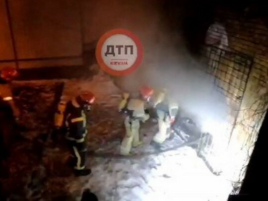 В Киеве спасатели с зоозащитниками тушили пожар в бывшей тюрьме НКВД - "Специально подожгли"
