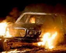 Іномарка у Харкові врізалась у світлофор та загорілася