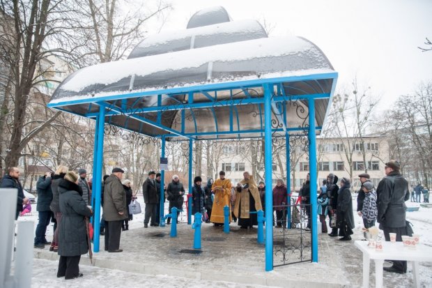 Киев остался без воды, к бюветам стоит очередь: названы адреса и сроки