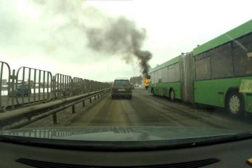 Автобус розірвав легковика, українці згоріли живцем