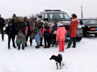 Семьи жили на свалке в Херсоне, фото: Национальная полиция