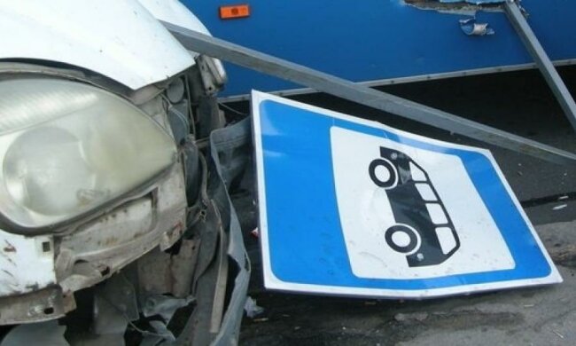 "Газель" зрівняла з землею миколаївську зупинку (фото)