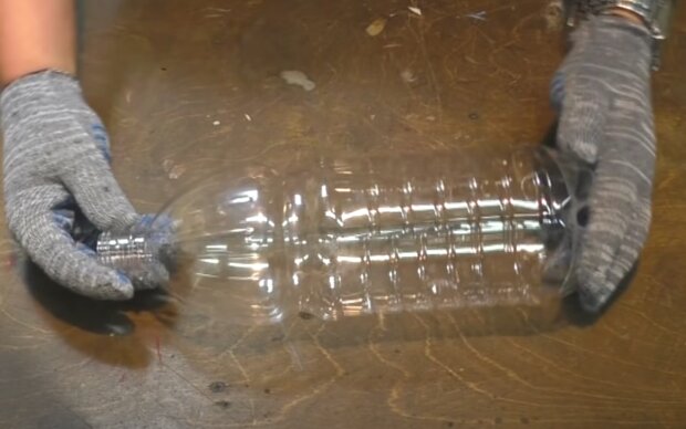 Пластиковая бутылка. Фото: скрин youtube