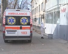 У Франківську врятували чоловіка, який "повечеряв" пляшкою та ліг під вокзалом - "Обмороження і смерть"