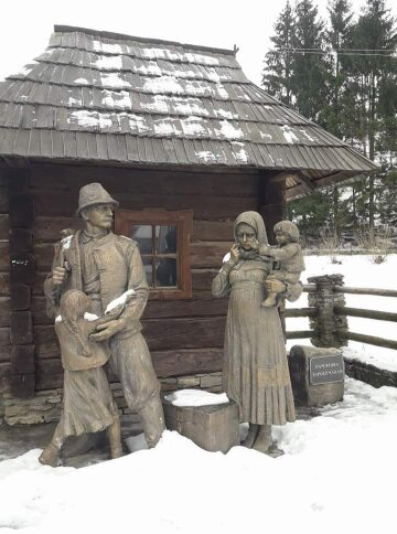 Памятник заробитчанам в Колочаве, скриншот видео