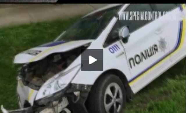 Полисвумен  уничтожила патрульную машину на Закарпатье