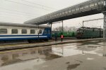 Укрзалізниця "нафарширує" старі потяги новими зручностями: USB-розетки, полички та зміна кольорів