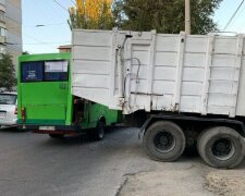 В Запорожье мусоровоз влетел в маршрутку с людьми: кадры фатального ЧП