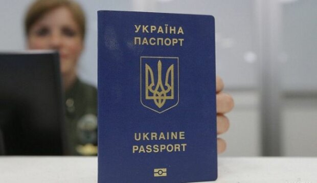 У Харкові небувалий ажіотаж на біометричні паспорти: куди "намилилися" тисячі українців