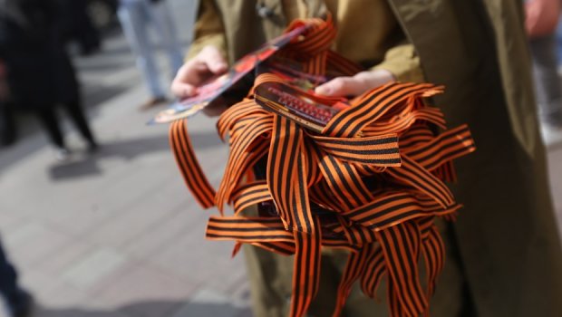 У Росії почали продавати георгіївські стрічки зі свастикою: "Спасибо деду за победу"